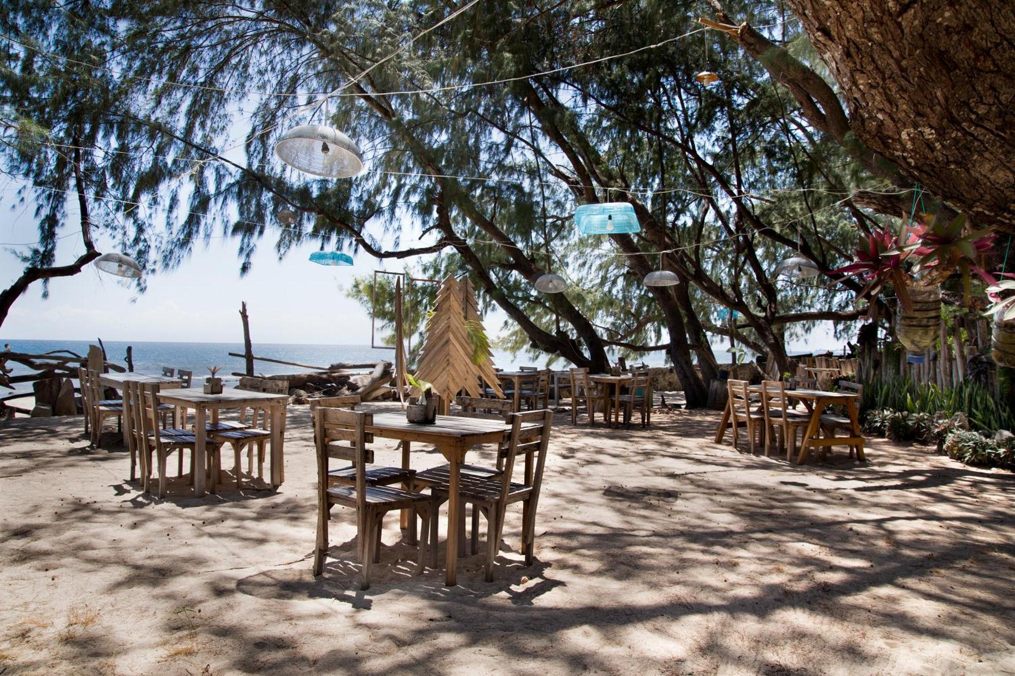 Cemara Beachfront Suite Mondu Kültér fotó